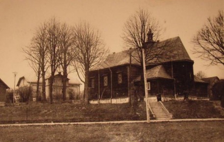 Widok od strony północno wschodniej, z tyłu widoczna plebania